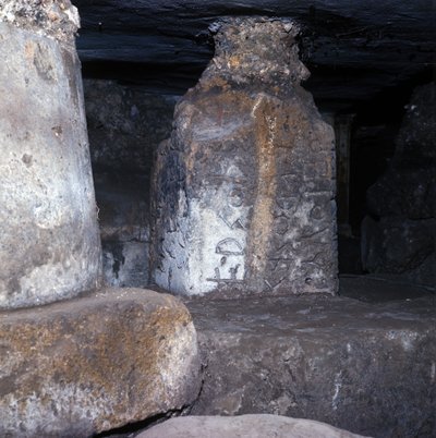 Ókori Róma, archaikus időszak: a római fórum lapis niger (fekete kő) alatt épült temploma, amelyen az egyik legrégebbi latin felirat látható. Kr.e. 6. század Olaszország alkotó: Roman
