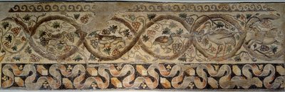 Az ókori Róma: virágokat és állatokat ábrázoló évszakok mozaikja. A „Daphne” Konstantin-villa udvarából”. A törökországi Antiókhiából (a mai Antakya) i.sz. 325-330. Párizs, Louvre Múzeum alkotó: Roman