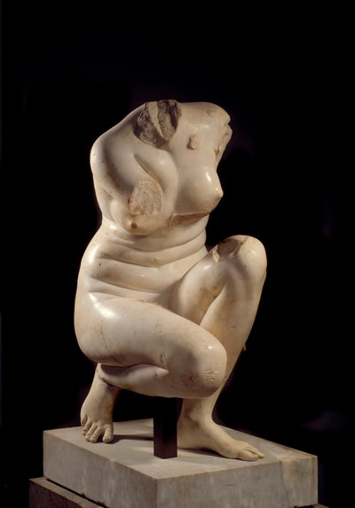 Aphrodité guggolva. Márványszobor a Kr.u. 2. századból. Nap. 0,71 m Párizs, Musee du Louvre. alkotó: Roman
