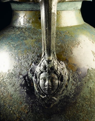 Boroskancsó fogantyújának talpa, amely Bacchus fejét ábrázolja, a római Newstead-i lelőhelyről, Melrose-ból, Kr.u. 1. század végén (bronz) (193005-ös részlet) alkotó: Roman