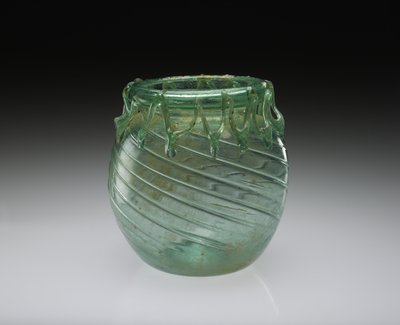 Fúvott üvegedény funkcionális és dekoratív zárórésszel, AD 301-400 (fúvott üveg) alkotó: Roman