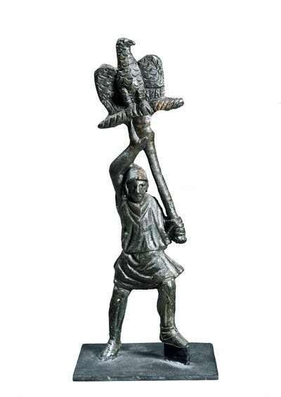 A zászlóvivőt ábrázoló bronz szobor Alba Fucensből (Abruzzo régió, Olaszország) alkotó: Roman