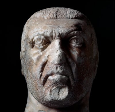 Diocletianus (Gaius Aurelius Valerius Diocletianus, 245-316), római császár 284-től 305-ig mellszobra. Márványszobor. Chieti, Régészeti Múzeum alkotó: Roman
