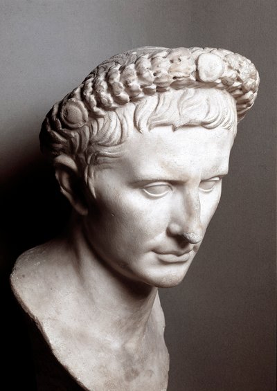 Augustus római császár (Gaius Julius Caesar Octavianus) mellszobra (i. e. 63-i. e. 14) Róma, Musei Capitolini - Augustus római császár (Gaius Julius Caesar Octavianus) mellszobra (i. e. 63-i.sz. 14). Üveggolyó. A Capitolium múzeumai, Róma, Olaszország alkotó: Roman