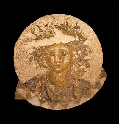 Mozaik központi része Bacchus ábrázolásával. Római ókorban találtak Puerto Realban, Cadiz közelében (Spanyolország), Kr. e. 2. században. Cadizi Múzeum (Spanyolország). alkotó: Roman