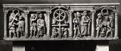 Keresztény szarkofág, amelyet Krisztus szenvedésének jelenetei díszítenek, beleértve a letartóztatást és Krisztus Poncius Pilátus előtt, a Szent Domitilla katakombákból (márvány) (f/w fotó) alkotó: Roman