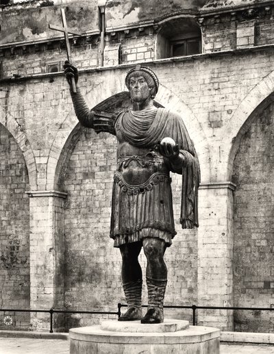 Valószínűleg I. Valentinianus császár (321-375) kolosszális szobra, „Barlettai kolosszus” (bronz) (f/w fotó) alkotó: Roman