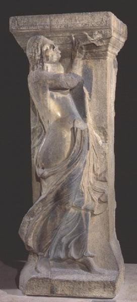 Díszített kőoszlop, kettős fuvolán játszó bacchánsnővel, egy hellenisztikus eredetinek a szaloniki másolata. alkotó: Roman