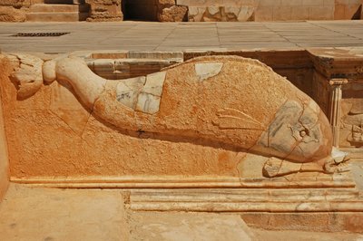 Delfinfaragás, Dombormű a római színház proszcénumán, Sabratha, Líbia, Kr.u. 2. század alkotó: Roman
