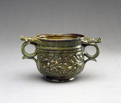 Zöld mázas Skyphos emelt fogantyúkkal, levél-bogyó díszlécekkel, AD 1-100 (terrakotta) alkotó: Roman