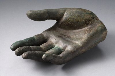 Kéz (bronz) alkotó: Roman