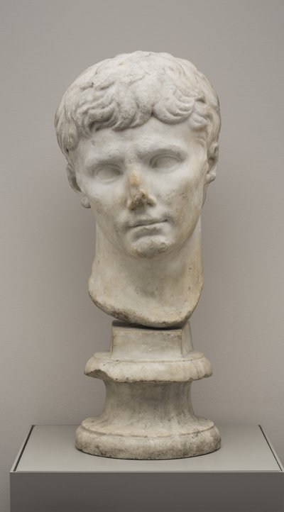 Augustus császár feje (márvány) alkotó: Roman