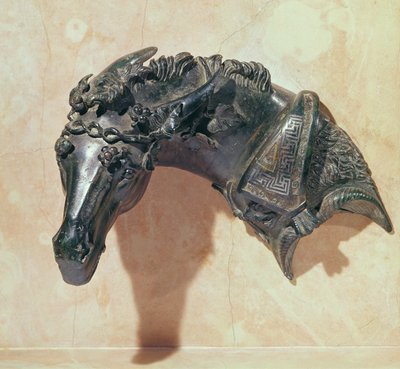 Borostyánnal koronázott öszvér fej, ágy karfájának dísze (bronz) alkotó: Roman