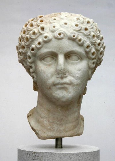 Egy nő feje, valószínűleg Agrippina Minor, i.sz. 50 körül (márvány) alkotó: Roman