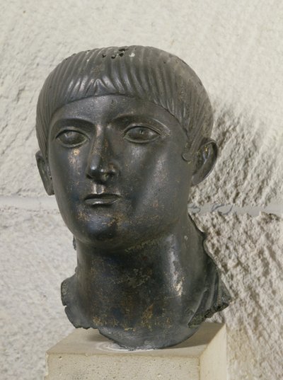 Fiatal férfi feje, az úgynevezett "Ifjú aquitániai főnök" (bronz) alkotó: Roman