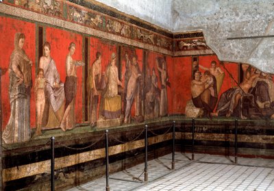 Beavatás Dionüszosz imádatába: egy fiatal férfit bevezetnek az istentiszteletbe, elolvassák a rituálét, és a kisfiú felajánlást tesz. Kr.e. 1. század. A Pompei-i Villa des Mysteres (Misteri) freskója. Olaszország - Dionüszosz-kultusz beavatási rítusai: a t alkotó: Roman
