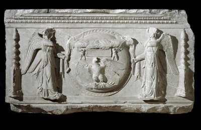 Márvány domborműtöredék a római Plaza de la Consolazione térről alkotó: Roman
