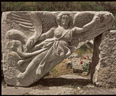 Nike. 2. századi alacsony domborműves szárny alkotó: Roman