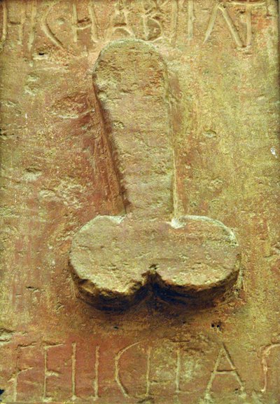 Fallosos emléktábla latin írásokkal körülvéve „Hic habitat felicitas” alkotó: Roman
