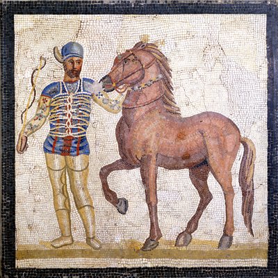 A római cirkusz négy frakciójának ábrázolása: a blues (factio veneta). A frakciók olyan klubok voltak, amelyek cirkuszi versenyeken vettek részt a Felső Birodalomban (i.sz. 1. század), és egy színnel jellemezték őket. Mozaik, Rome Museo nazionale Romano. alkotó: Roman