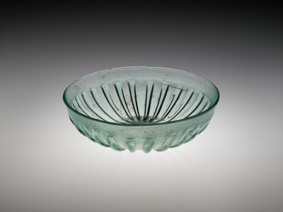 Bordázott üvegtál, AD 100-200 (formába fújt és vágott üveg) alkotó: Roman
