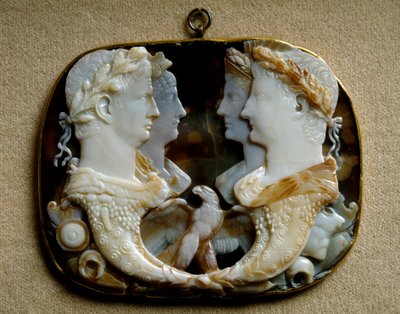 Római művészet: Az Onyx camee (Gemma Claudia) Claude (Tiberius Claudius Drusus) (Kr. e. 10-54) és felesége, fiatal Agrippine (i.sz. 15-59) (Agrippina minor) (balra) és Caius Julius Caesar császári párokat ábrázolja. dit Germanicus (Kr. e. 15-19) C) alkotó: Roman