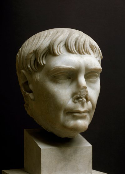 Római művészet: "" Traianus császár (Marcus Ulpius Traianus) (i.sz. 53-117) márványfeje"" Ostia-i múzeum, Olaszország - Traianus császár (Marcus Ulpius Traianus) portréja (i.sz. 53-117) - Római márványszobor, Birodalmi kor, Kr.u. 2. század – Régészeti Múze alkotó: Roman