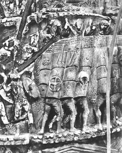 Római katonák testudo módszerrel támadás során, részlet Marcus Aurelius oszlopából, Kr.u. 180-196 (márvány) (f/w fotó) alkotó: Roman