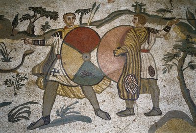 Római művészet: a mozaik részlete „” A nagy vadászrész”” Vadászok fegyverei nagy pajzsokból. Kr.u. 315-350. Piazza Armerina, Villa Romana del Casale alkotó: Roman