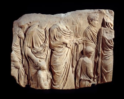 Római művészet: márvány építészeti domborműtöredék az Ara Pacis Augustae (béke oltár) körmenetéről: tóga- és gyermekfigurák felvonulása áldozat közben. Kr.e. 13-9 körül. Keresse Rómában (Champ de Mars Palais Fiano) V. 1,1x1,4 m alkotó: Roman