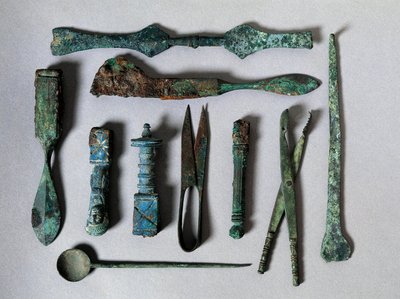 Római művészet: sebészeti műszerkészlet a Pompei-i Sebész Házból. Kr.e. 1. század. Nápoly, Museo Archeologico Nazionale alkotó: Roman