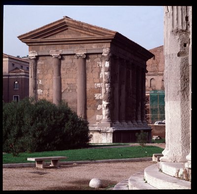 Római művészet: kilátás a Portunus-templom romjaira (a férfiúi szerencse temploma), a Boarium Forum régészeti lelőhelye, i.sz. 70-80, Róma, Olaszország (Római művészet: Fortuna Virilis (Portunus) temploma Róma, Olaszország) Fényképészet alkotó: Roman