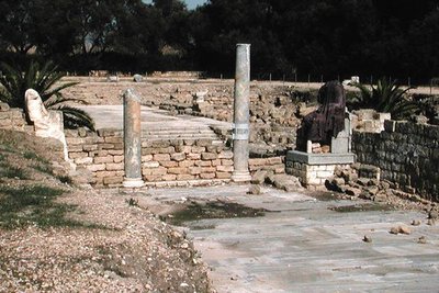 Egy utca romjai két szoborral alkotó: Roman