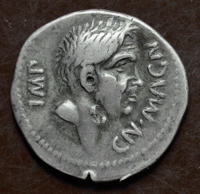 Ezüst érme Nagy Pompeus (Gneo Pompeo the Great vagy Gnaeus Pompeius Magnus) képmásával alkotó: Roman
