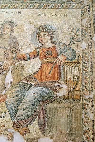 Az Apollo és Marsyas mozaik, Plinius és Apolló részlete, Aion háza, Paphos, ciprusi mozaik alkotó: Roman