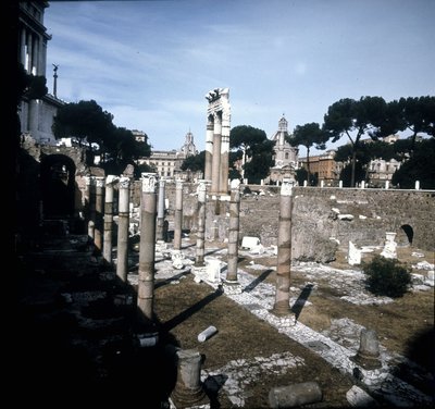 A Caesar Forum Kr.e. -54-ben kezdődött és Augustus (Octavianus vagy Octavianus) császár (i.e. 63-14) alatt ért véget. Róma. alkotó: Roman