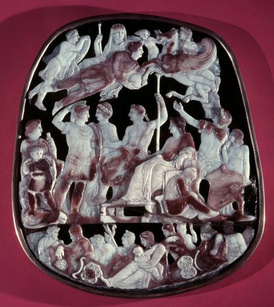 A Szent Kápolna vagy Augustus Apoteózisának Camee-je: 24 figura látható, köztük Augustus római császár (középen), Caesar Germanicus, Tibere, Nero, Caligula és Livie (Livia Drusilla Augusta, ie 58). A tetején a alkotó: Roman