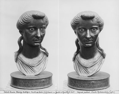 Lívia mellszobra (i. e. 58-29) két képe (bronz) alkotó: Roman