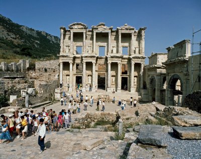 A 117-ben épült Celsus-könyvtár képe. Fríz részlete alkotó: Roman