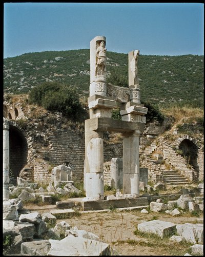 Kilátás a császárnak szentelt Domitianus-templomra. alkotó: Roman