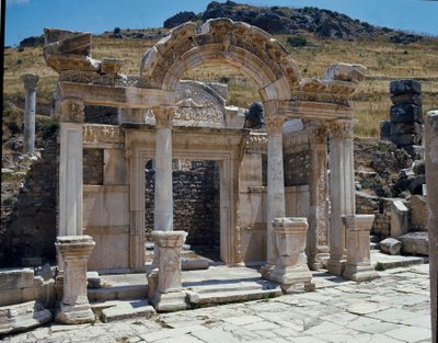 Kilátás a Hadrianus-templomra a Curetes utcában. alkotó: Roman