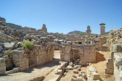 Kilátás a Xanthos színház boltíves bejáratán keresztül a zenekari gödörbe, az oszlop és a hárpia sírja látható, Xanthos, Törökország (fotó) alkotó: Roman