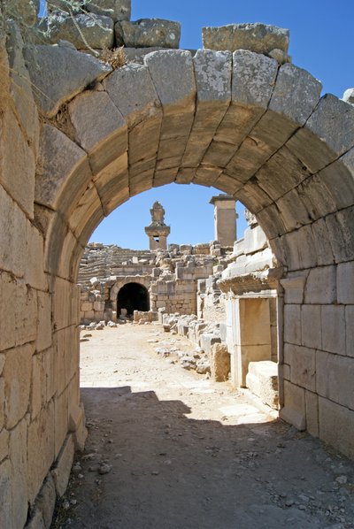 Kilátás a Xanthos színház boltíves bejáratán keresztül a zenekari gödörbe, az oszlop és a hárpia sírja látható, Xanthos, Törökország (fotó) alkotó: Roman