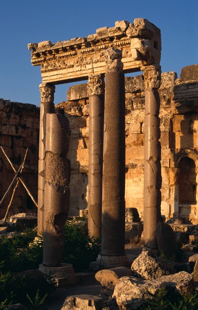 Jupiter Heliopolitanus szentélye, oszlopcsarnok az udvaron, magas császárkor (Kr. e. 27-395) alkotó: Roman Imperial Period