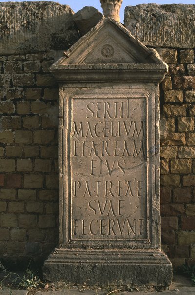 Stela felirattal: Sertius Market High Imperial Period (Kr. e. 27-395) alkotó: Roman Imperial Period