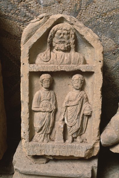 Fogadalmi sztéla, amelyet a Szaturnusznak szenteltek, a magas birodalmi időszak (i. e. 27-395) alkotó: Roman Imperial Period