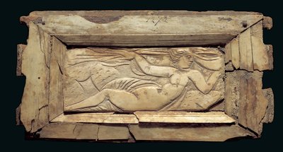 Bekeretezett emléktábla női alakkal, Egyiptomból, Kr.u. 3. század végétől 4. század elejéig (csont) alkotó: Roman Period Egyptian