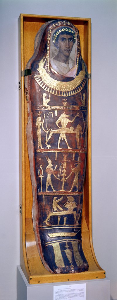 Artemidorus festett és aranyozott múmiatokja hellenisztikus stílusú enkausztikus portréval, Hawarából (festett és aranyozott stukkó) (lásd még 46817 és 26166). alkotó: Roman Period Egyptian