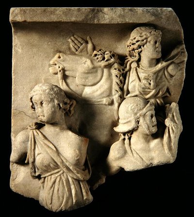 Magas domborműves szobor töredéke alkotó: Roman Roman