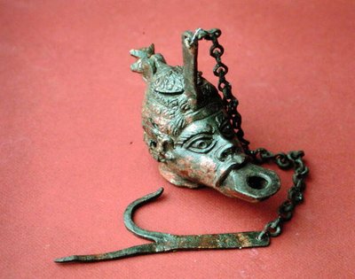 Függő olajlámpa afrikai fej alakban, Belkisből (ma Zeugma), Törökországból (bronz) alkotó: Roman Roman